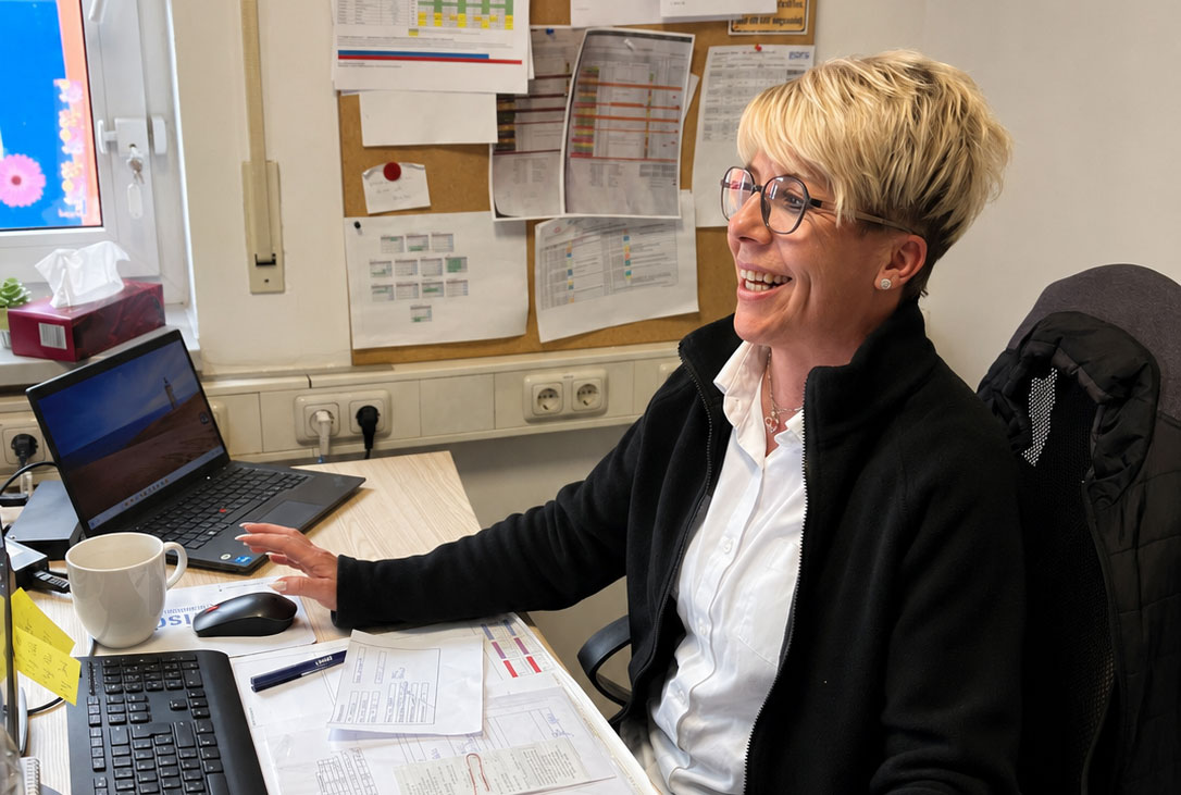 Daniela S. sitzt an ihrem Arbeitsplatz bei Reisdorf und gibt Einblick in ihren abwechslungsreichen Arbeitsalltag als Storemanagerin an den Standorten Dresdner Tor Süd und Dresdner Tor Nord.
